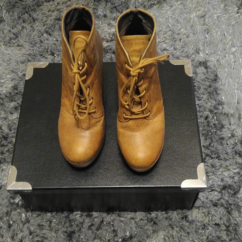 Steve Madden upper leather heeled booties size 8